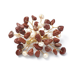 Piedra Roja Broche de flor con cuentas de perlas y virutas de jaspe rojo natural, Alfiler de solapa con envoltura de alambre de acero inoxidable 304 dorado para mujer, 45~55x55~60x10 mm