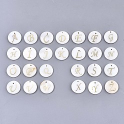 Letter A~Z Colgantes de concha natural de agua dulce, con adornos de metal grabados en latón dorado, plano y redondo con la letra, alfabeto, letra a Z ~, 15x2 mm, agujero: 1.2 mm, 26 PC / sistema
