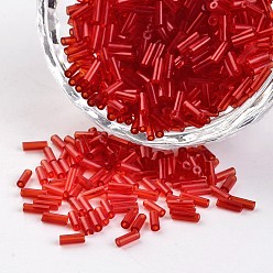Roja Colores transparentes cuentas de bugle de vidrio con orificio redondo, rojo, 3~5x1.8~2 mm, agujero: 0.8 mm, Sobre 12000 unidades / 450 g