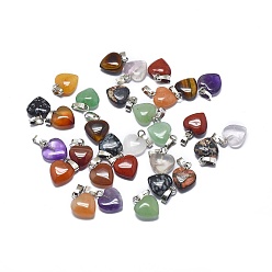 Смешанные камни Подвески из натуральных и синтетических смешанных драгоценных камней, с латунной фурнитурой платинового цвета, сердце, 12.5~13x10x3~5 мм, отверстие : 2.5x4.5 мм