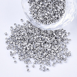Argent Galvanoplastie perles cylindriques en verre, Perles de rocaille, trou rond, couleurs métalliques, argenterie, 1.5~2x1~2mm, Trou: 0.8mm, environ 8000 pcs / sachet , environ 85~95 g /sachet 