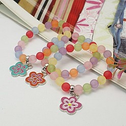 Couleur Mélangete Bracelets de charme, mode givrés bracelets en acrylique transparent pour les enfants, avec l'alliage charme émaillé et fil élastique, couleur mixte, 45mm