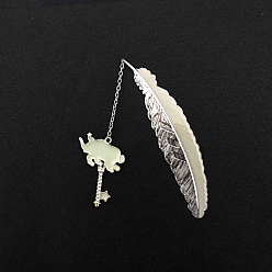 Tauro Marcapáginas con colgante de llave de constelación, marcador de forma de pluma de aleación de tono platino luminoso, Marcador que brilla en la oscuridad, Tauro, 115 mm