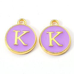 Letter K Breloques en émail d'alliage plaqué or, paillettes émaillées, plat rond avec la lettre, support violet, letter.k, 14x12x2mm, Trou: 1.5mm