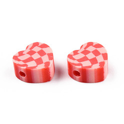 Roja Abalorios de la arcilla de polímero hechos a mano, corazón con patrón de tartán, rojo, 9~10x9.5~10.5x4~4.5 mm, agujero: 1.6 mm