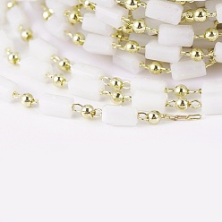 Blanc Main chaînes de perles de verre, soudé, avec les accessoires en laiton, avec bobine, plaqué longue durée, réel 18 k plaqué or, cuboïde, blanc, 4.5x2.5~3x2.5~3 mm, 2 mm, environ 32.8 pieds (10 m)/rouleau