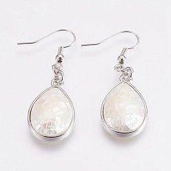 Blanc Boucles d'oreilles en forme de coquille blanche naturelle, avec les accessoires en laiton de tonalité de platine, larme, blanc, 47mm, pin: 0.7 mm