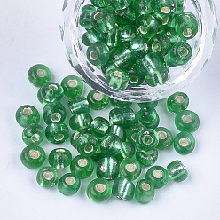 Verde Abalorios de la semilla de cristal, plata forrada, rondo, verde, 5~6x3~5 mm, agujero: 1.2~2 mm, sobre 2500 unidades / bolsa