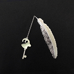 Capricornio Marcapáginas con colgante de llave de constelación, marcador de forma de pluma de aleación de tono platino luminoso, Marcador que brilla en la oscuridad, Capricornio, 115 mm