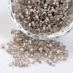 Gris 8/0 dos de plata corte agujero redondo revestido perlas de cristal de la semilla, hexágono, gris, 2.5~3x2~2.5 mm, Agujero: 0.8~1 mm, sobre 12100 unidades / 450 g