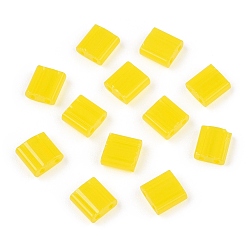Jaune 2 trous perles de rocaille de verre, couleurs transparentes, rectangle, jaune, 5x4.5~5.5x2~2.5mm, Trou: 0.5~0.8mm