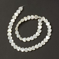 Marfil Perlas de concha de nácar blanco natural, corazón, blanco cremoso, 8x8x3.5 mm, agujero: 0.7 mm, sobre 50 unidades / cadena, 14.09'' (35.8 cm)