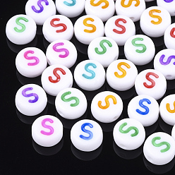 Letter S Perles acryliques initiales, trou horizontal, plat rond, couleur mixte, letter.s, 7x3.5~4mm, Trou: 1.2mm, environ3700 pcs / 500 g