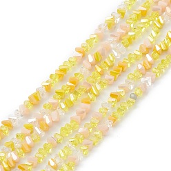 Jaune Brins de perles de verre de galvanoplastie de couleur dégradée, de couleur plaquée ab , facette, triangle, jaune, 4x3.5x3mm, Trou: 0.8mm, Environ 133~144 pcs/chapelet, 14.49~15.55 pouce (36.8~39.5 cm)