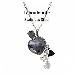 Labradorite Collier pendentif bouteille de parfum en forme de larme de labradorite naturelle avec fleur de papillon en acier inoxydable et breloques de gland de couleur aléatoire, bijoux de fiole d'huile essentielle pour les femmes, 18.11 pouce (46 cm)
