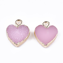 Perlas de Color Rosa Colgantes de resina druzy electrochapados, con fornituras de hierro, corazón, la luz de oro, rosa perla, 15x12x3.5~4 mm, agujero: 1 mm