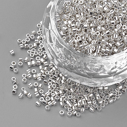 Plata Perlas de semilla de cilindro de electrochapa, tamaño uniforme, colores metálicos, plata, 1~1.5x1.5~2 mm, agujero: 0.5 mm, sobre 50 g / bolsa, sobre 5000 unidades / bolsa
