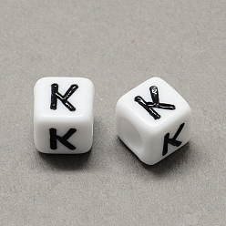 Letter K Gran agujero acrílico letra cuentas europeas, agujero horizontal, blanco y negro, cubo con letter.k, 6x6x6 mm, agujero: 4 mm, Sobre 2950 unidades / 500 g