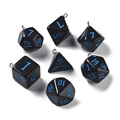 Noir 7 pcs 7 styles ensemble de pendentifs dés polyédriques en résine opaque, Breloques dés à plusieurs faces avec boucles en fer plaqué platine, formes mixtes, bleu, noir, 20~28x19~24x17~24mm, Trou: 2mm, 1 pc / style