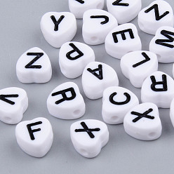 Blanc Perles en émail acrylique opaque, trou horizontal, coeur avec des lettres noires mélangées, blanc, 7x7x4mm, Trou: 1.5mm, environ3600 pcs / 500 g