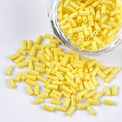 Jaune Perles de bugle en verre, trou rond, couleurs opaques, jaune, 3~5x1.5~2mm, trou: 0.8 mm, environ 15000 PCs / sachet 