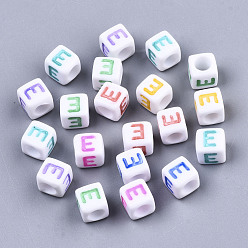 Letter E Perles acryliques blanches opaques, avec l'émail, trou horizontal, cube avec lettre de couleur mixte, letter.e, 6x6x6mm, Trou: 3mm, environ2900 pcs / 500 g