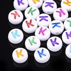 Letter K Perles acryliques initiales, trou horizontal, plat rond, couleur mixte, letter.k, 7x3.5~4mm, Trou: 1.2mm, environ3700 pcs / 500 g