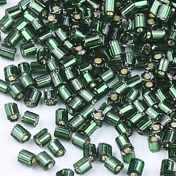 Verde Oscuro Calificar una semilla de vidrio, hexágono (dos cortes), plata forrada, verde oscuro, 1.5~2.5x1.5~2 mm, agujero: 0.8 mm, sobre 2100 unidades / bolsa, 450 g / bolsa