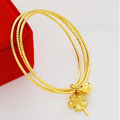 Золотой Латунный браслет с клевером и колокольчиками и тройными петлями, многослойный браслет без застежки, золотые, внутренний диаметр: 2-1/2 дюйм (6.5 см)