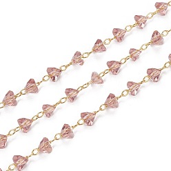 Flamant Main chaînes de perles de verre, avec les accessoires en laiton de tonalité d'or, soudé, plaqué longue durée, triangle, facette, flamant, 3.5~4x4~4.5x3mm, environ 32.8 pieds (10 m)/rouleau