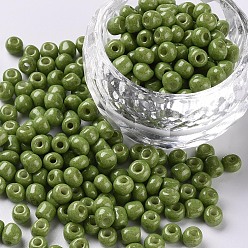 Gris Oliva Hornear bolas de semillas de vidrio de pintura, verde oliva, 6/0, 4~5x3~4 mm, agujero: 1~2 mm, sobre 4500 unidades / bolsa