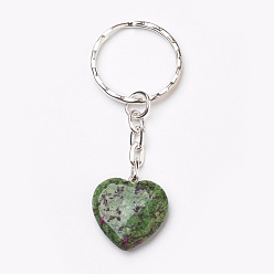 Rubis Zoïsite Porte-clés rubis naturel en zoisite, avec fermoir clé en fer, cœur, platine, 70 mm, coeur: 21~21.5x20~20.5x6 mm