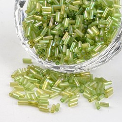 Vert Jaune Perles de bugle en verre, couleurs transparentes arc, vert jaune, 3~5x1.8~2mm, Trou: 0.8mm, environ12000 pcs / 450 g
