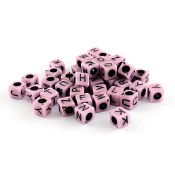 Perlas de Color Rosa Letras mixtas cubos acrílicos opacos, agujero horizontal, rosa perla, 6x6x6 mm, agujero: 3 mm, Sobre 3100 unidades / 500 g