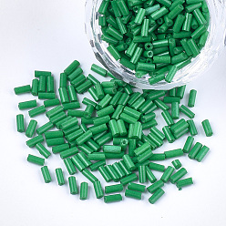 Vert Perles de bugle en verre, trou rond, couleurs opaques, verte, 3~5x1.5~2mm, trou: 0.8 mm, environ 15000 PCs / sachet 
