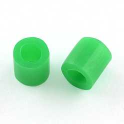 Verde Perlas de fusibles pe, perlas melty bricolaje, tubo, verde, 5x5 mm, Agujero: 3 mm, sobre 8000 unidades / 500 g