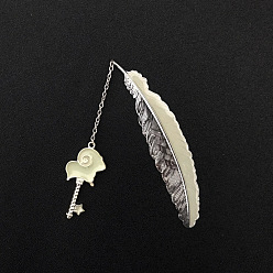 Aries Marcapáginas con colgante de llave de constelación, marcador de forma de pluma de aleación de tono platino luminoso, Marcador que brilla en la oscuridad, Aries, 115 mm