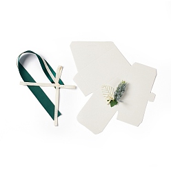 Blanco Cajas de regalo de favores de dulces de boda de cartón en forma de pastel, con flor de plástico y cinta, triángulo, blanco, producto acabado: 9.4x6x6.95 cm