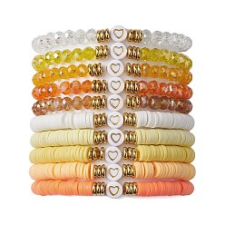 Jaune 10pcs disque d'argile polymère et ensemble de bracelets extensibles en perles de verre et de laiton, bracelets empilables coeur, jaune, diamètre intérieur: 2-1/8 pouce (5.4 cm)