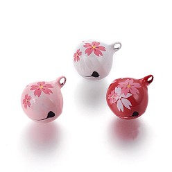 Color mezclado Colgantes de la campana de latón, patrón de sakura, color mezclado, 22x17.8 mm, agujero: 3 mm
