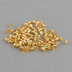 Verge D'or Grade une perles de rocaille en verre, hexagone (deux coupes), Argenté, verge d'or, 2x1.5~2mm, Trou: 0.5mm, environ 21000 pcs / sachet 