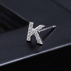 Letter K Boucles d'oreilles à tige en laiton platine avec micro pavé de zircones cubiques, Lettre initiale, lettre k, pas de taille