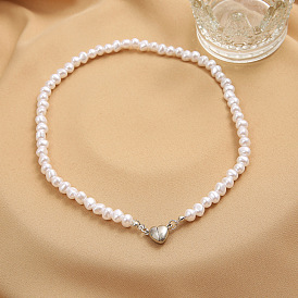 Collier coeur de perles irrégulier avec fermoir magnétique - minimaliste et unique
