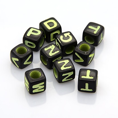 Perles acryliques initiales de couleur unie, cube