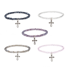 Bracelet extensible en perles rondes en verre avec breloque croix en alliage pour femme