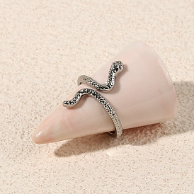Fashionable Metal Animal Ring - Simple and Unique Snake-shaped Ring for Women.