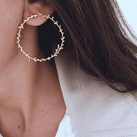 Boucles d'oreilles minimalistes géométriques de cercle de feuille à la mode - tendance, élégant, boucles d'oreilles circulaires pour femmes.