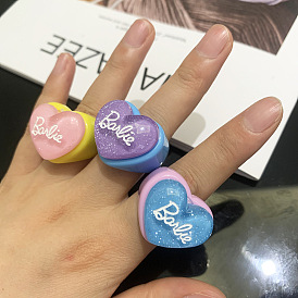Elegante anillo acrílico con resina en forma de corazón y diseño de letras macaron para accesorios de moda femenina