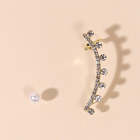 Boucles d'oreilles asymétriques à la mode avec perles et incrustations de diamants - style européen et américain
