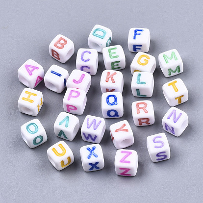 Perles acryliques blanches opaques, avec l'émail, trou horizontal, cube avec lettre de couleur mixte a ~ z